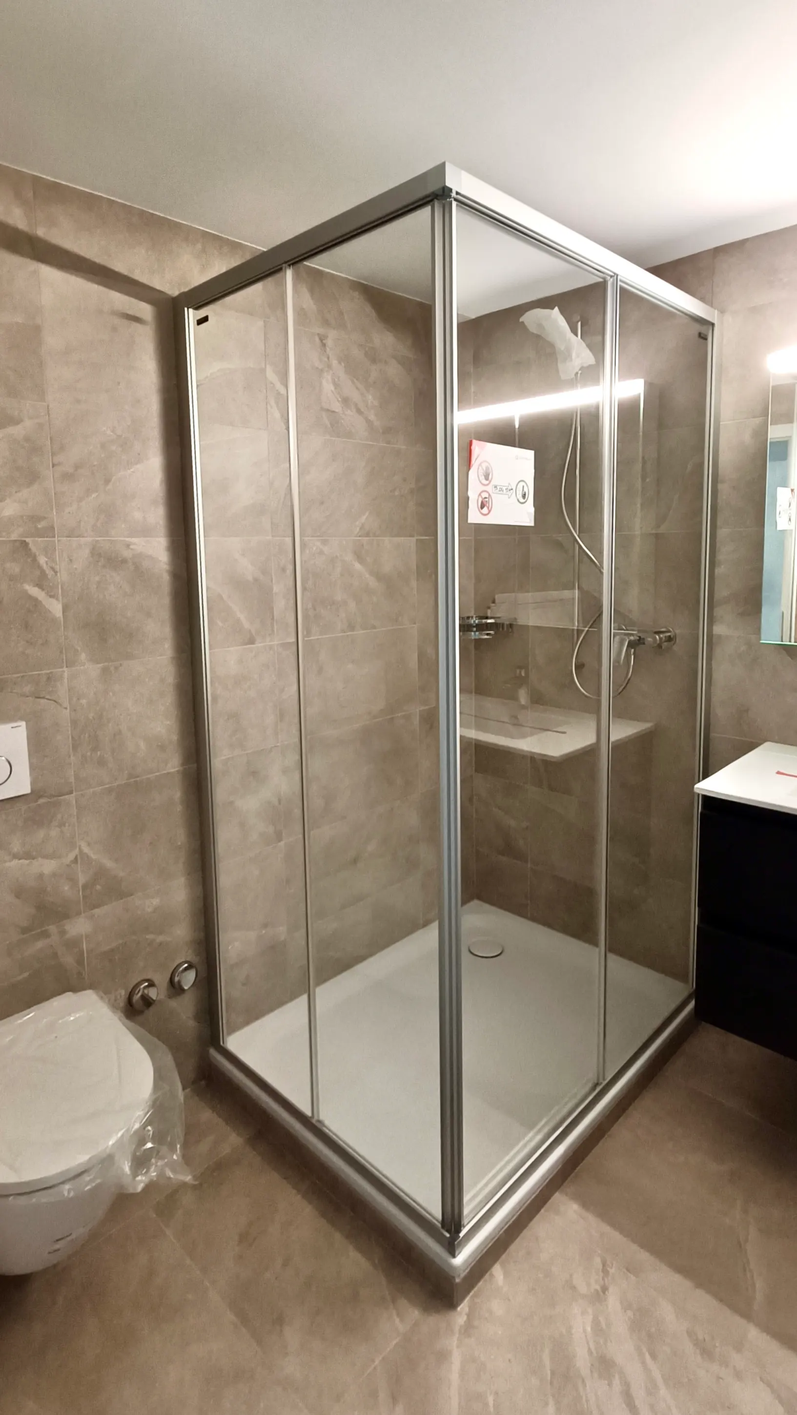 Réalisation GoldenHome : Tranformation d'une salle de bain avec cabine de douche et carrelage