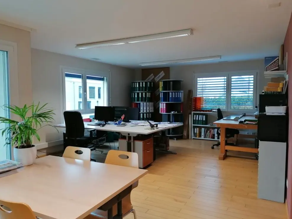 Coin technique et zone d'impression des anciens locaux professionnels avant rénovation complète.