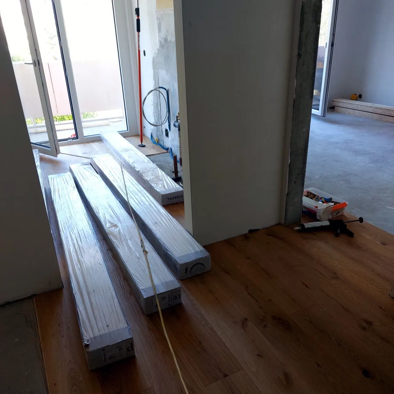 Installation du nouveau revêtement de sol en bois dans l'appartement à Fribourg.