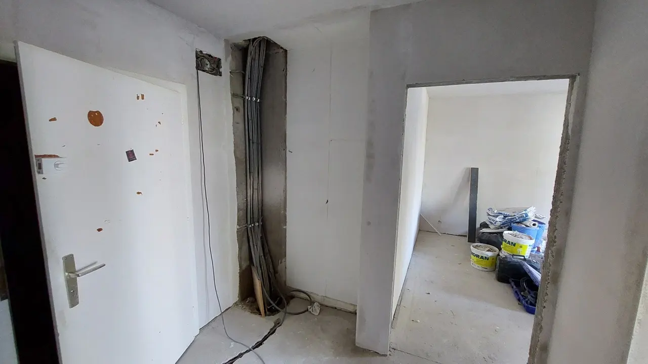 Installation technique et passage des câbles électriques lors du chantier à Fribourg.