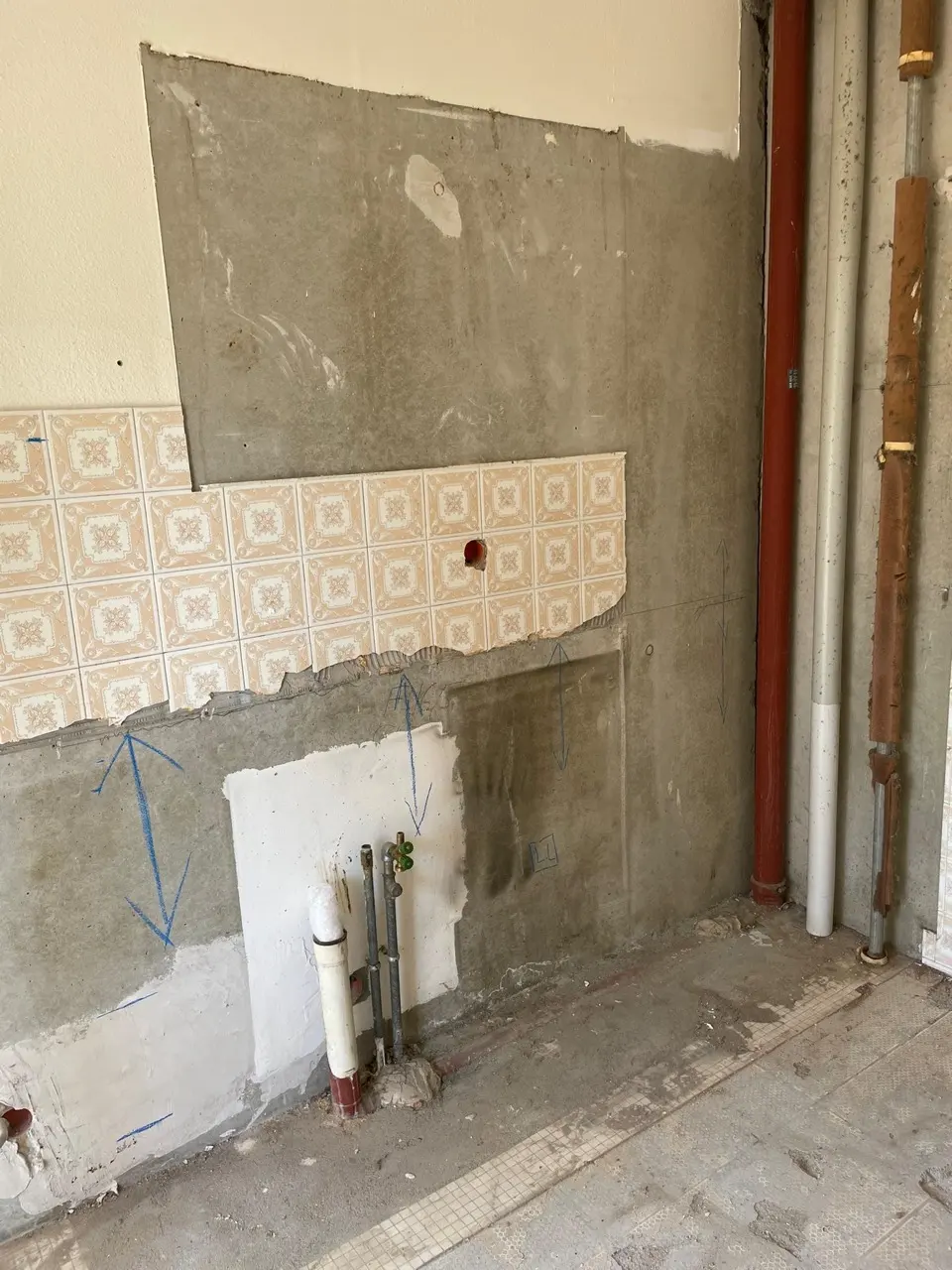 Mise à nu des conduites et rénovation de la plomberie de cuisine à Fribourg.