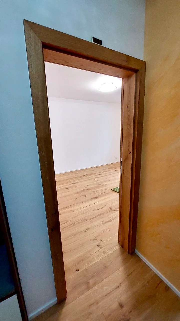 Chambre lumineuse entièrement rénovée avec sol en bois massif à Fribourg.