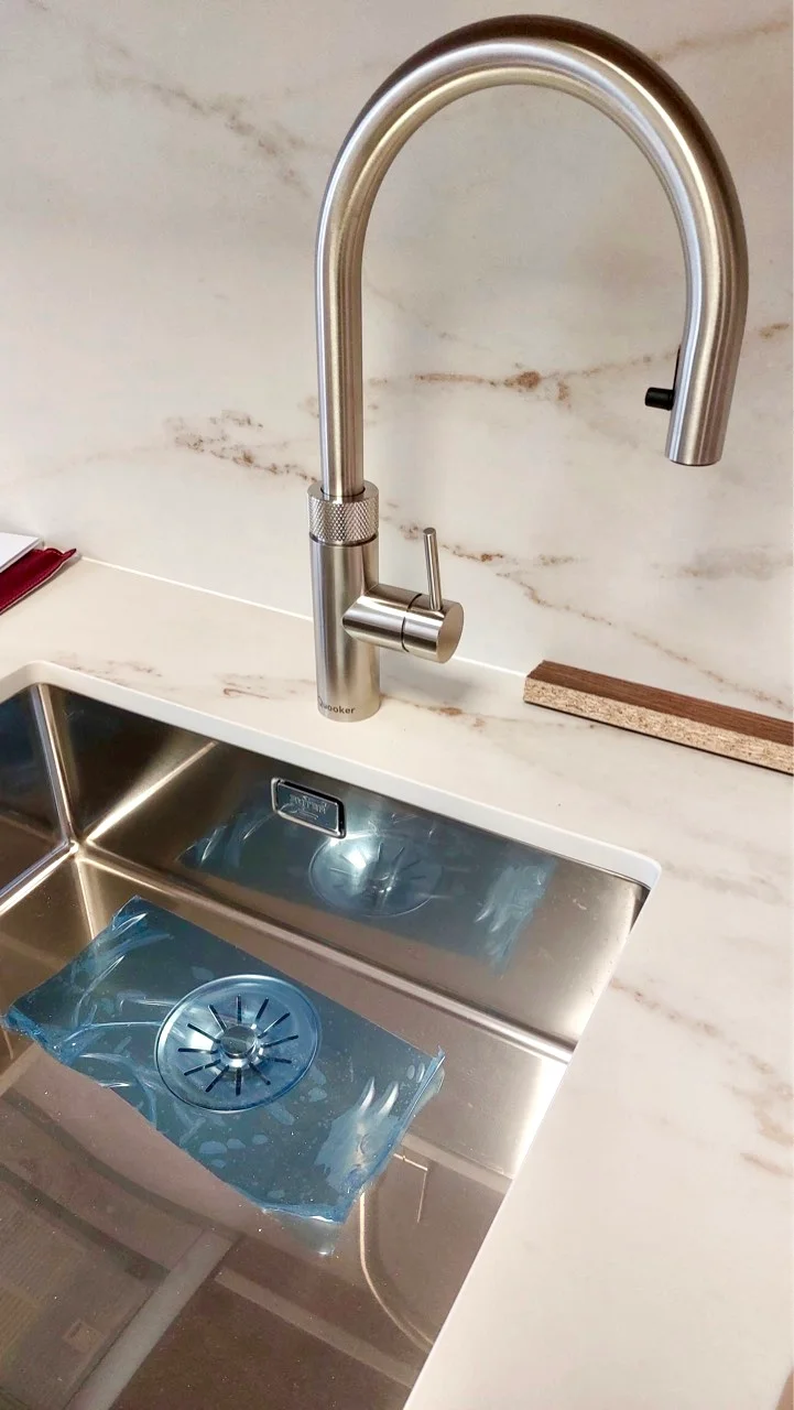 Détail de l'évier sous plan et du plan de travail effet marbre à Fribourg.