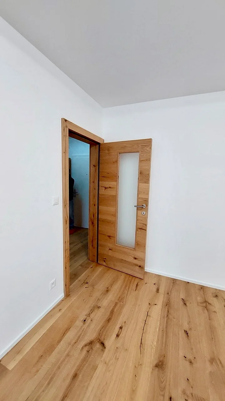 Nouvelle porte intérieure en bois avec insert vitré moderne à Fribourg.