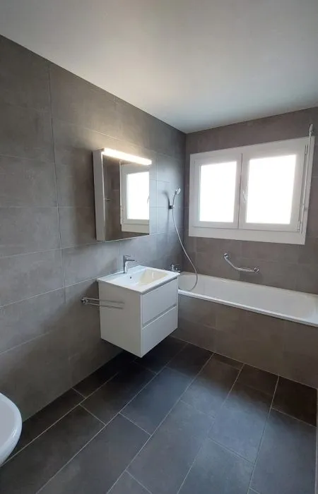 Rénovation d'une salle de bain à Cottens avec carrelage anthracite