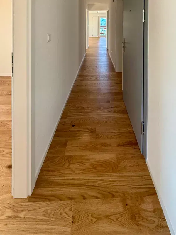 Parquet massif posé dans le couloir et les chambres d'un appartement rénové à Avry-devant-Pont