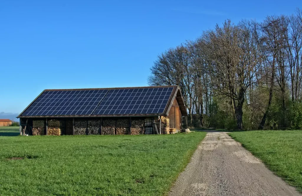 ferme avec panneaux photovoltaïques sur le toit