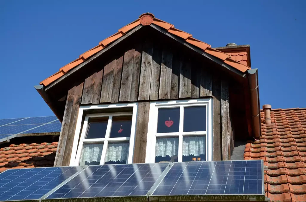 panneaux photovoltaïques sur le toit d'une maison en bois