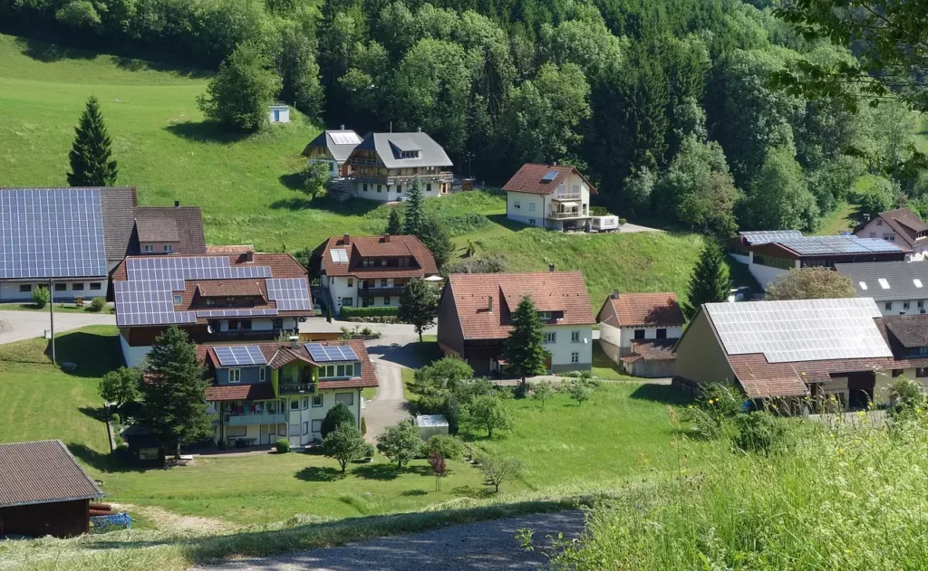 village avec des maisons équipées de panneaux photovoltaïques